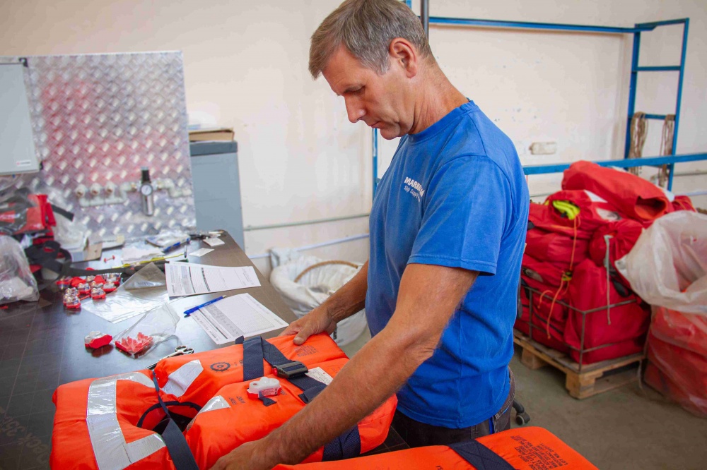 Examination and maintenance of lifejackets - 1