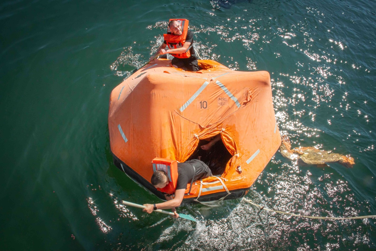 people-in-the-liferaft.jpg people-in-the-liferaft.jpg